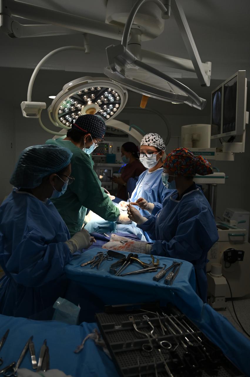Equipo médico en quirófano