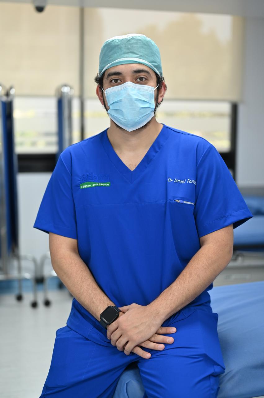 Doctor especialista en procedimiento urológico